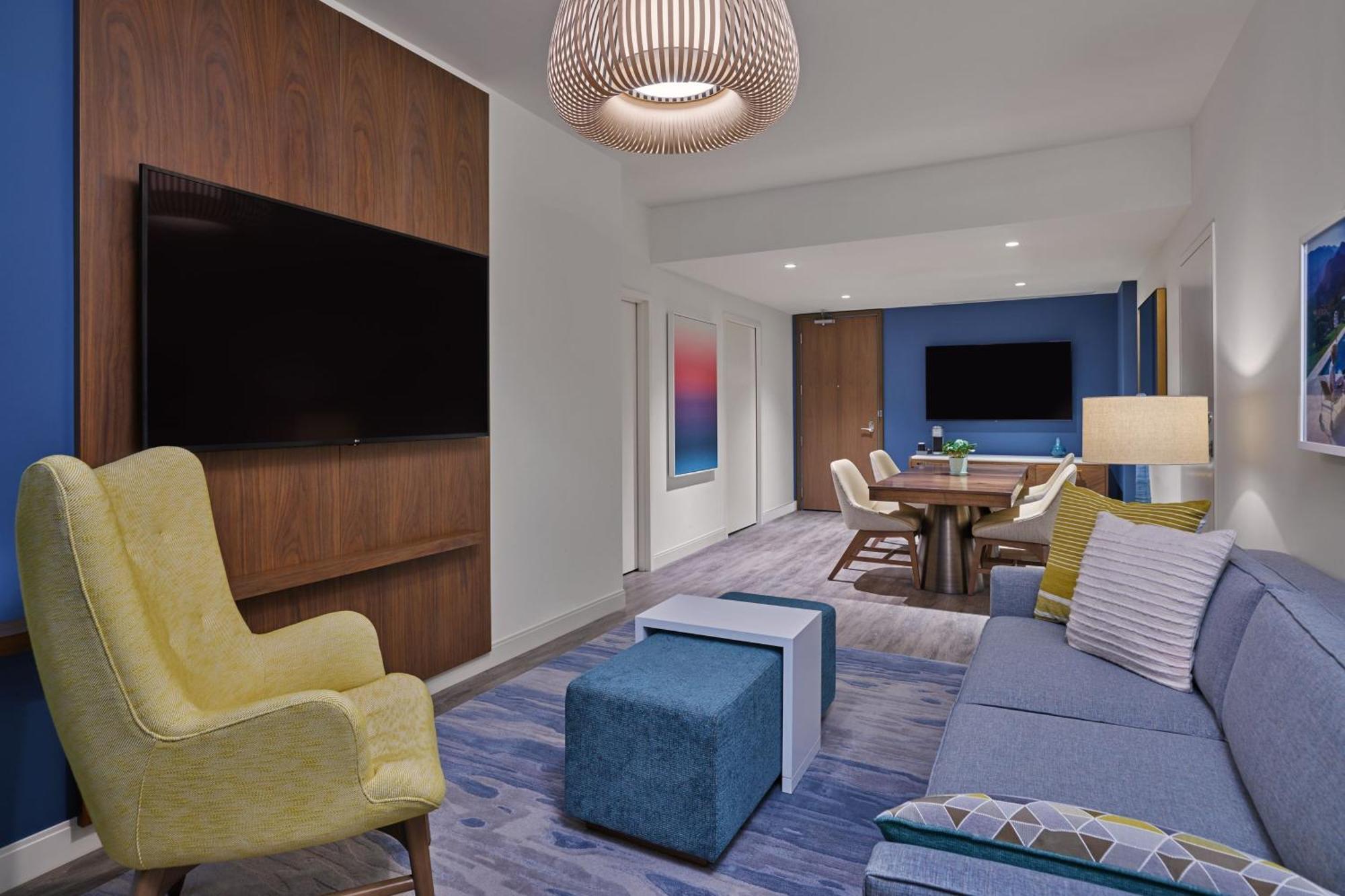 Suíte Signature com vista da piscina, 2 camas queen-size e sofá-cama (inclui entrada antecipada nos parques temáticos da Disney)
